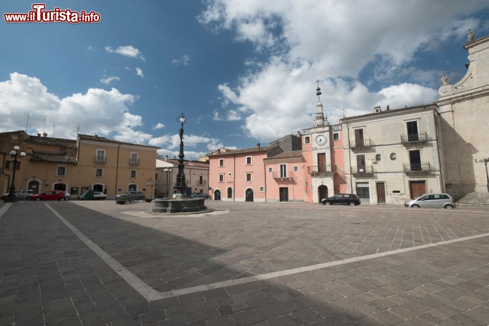 Immagine Edifici storici in piazza della Libertà a Popoli, Abruzzo. Al centro della principale piazza del paese si trova un'enorme fontana dove sgorga acqua proveniente direttamente dalle sorgenti del Pescara. Durante tutto l'anno i più importanti eventi cittadini si celebrano proprio in piazza della Libertà.