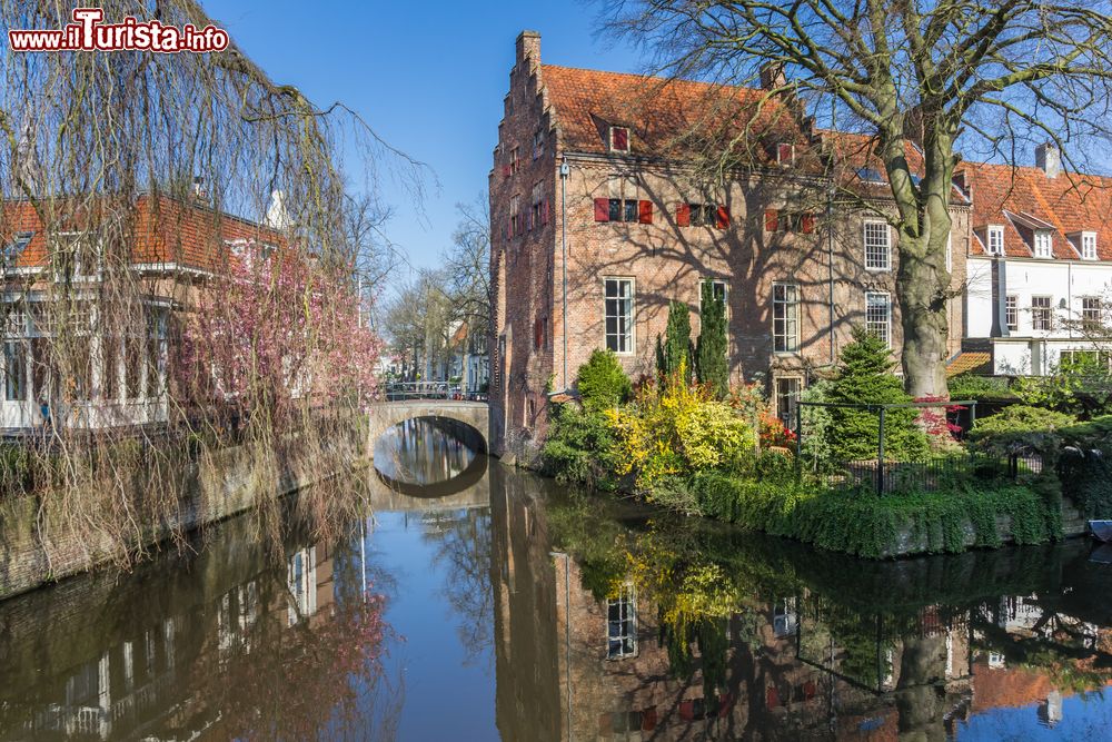 Immagine Edifici storici lungo i canali di Amersfoort, città di circa 155.000 abitanti della provincia di Utrecht (Olanda).