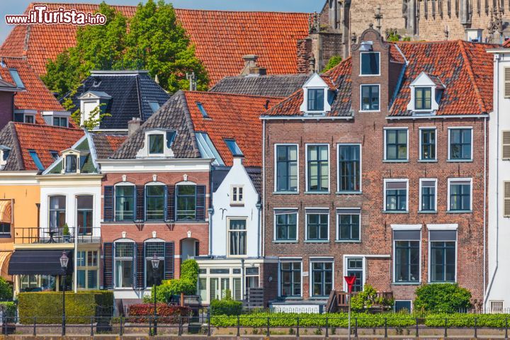 Immagine Edifici storici lungo il fiume Ijssel, nella città olandese di Deventer. Il centro storico di questa località è perfettamente conservato e offre la possibilità di ammirare molte case e palazzi antichi - foto © DutchScenery / Shutterstock.com