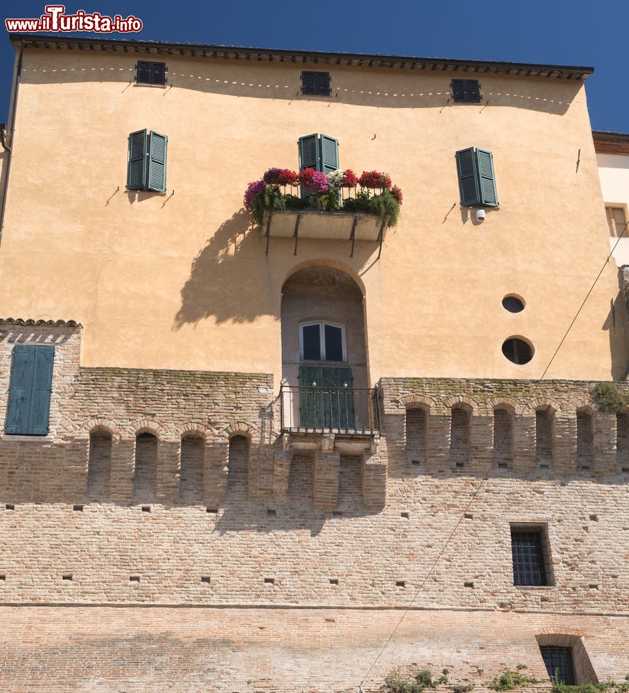 Immagine Edifici storici lungo le mura cittadine di Jesi, provincia di Ancona, Marche. La cinta fortificata, fra le meglio conservate della regione, racchiude il nucleo medievale della cittadina. Ha forma trapezoidale e un perimetro di circa 1,5 chilometri.