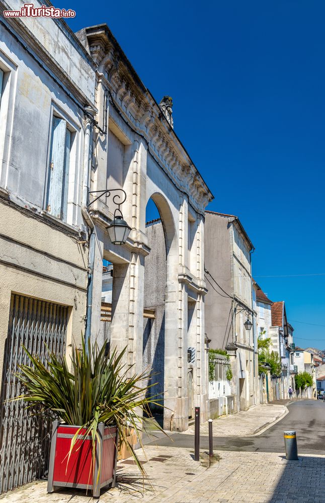 Immagine Edifici storici nel centro cittadino di Cognac, Charente, Francia.