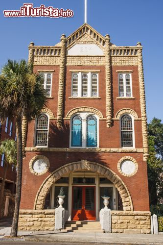 Immagine Uno dei molti edifici storici perfettamente conservati della città di Charleston, South Carolina. Camminando per le sue strade si ha spesso la sensazione di trovarsi in un set cinematografico - foto © Darryl Brooks / Shutterstock.com