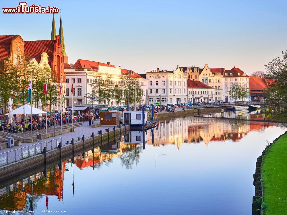 Immagine Edifici storici riflessi sul fiume Trave nella vecchia città di Lubecca, Germania. Dal 1987 è Patrimonio dell'Umanità dell'Unesco - © portumen / Shutterstock.com