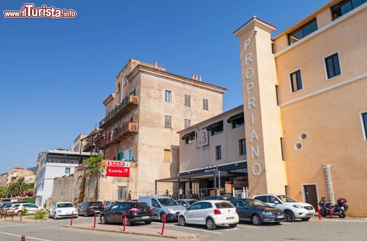 Immagine Edifici su una via del centro di Propriano, Corsica, in una giornata di sole - © Eugene Sergeev / Shutterstock.com