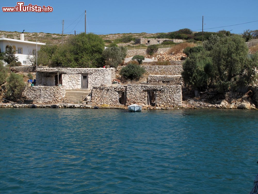 Immagine Edifici sull'isola di Arki, Grecia. In quest'isolotto si dimentica il rumore delle auto e si ascolta quello delle onde.