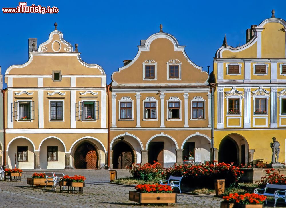 Immagine Alcuni edifici tipici della città di Telc, Repubblica Ceca. Le facciate delle case del centro cittadino sono dipinte in colori pastello e decorate da bei motivi ornamentali.