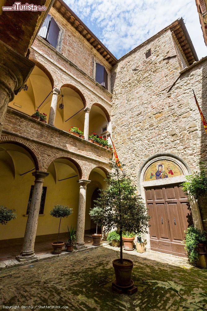 Immagine Edifici visti dall'esterno nella città medievale di Montepulciano, Toscana, Italia. Siamo in una cittadina collinare nella provincia di Siena - © Oscity / Shutterstock.com