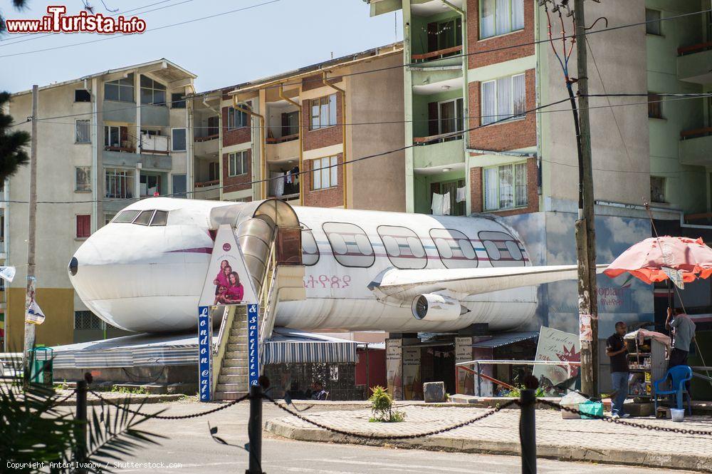 Immagine Edificio a forma di aeroplano dell'Ethiopian Airlines lungo Bole Avenue, Addis Abeba (Etiopia). Al suo interno vi è un ristorante - © Anton_Ivanov / Shutterstock.com