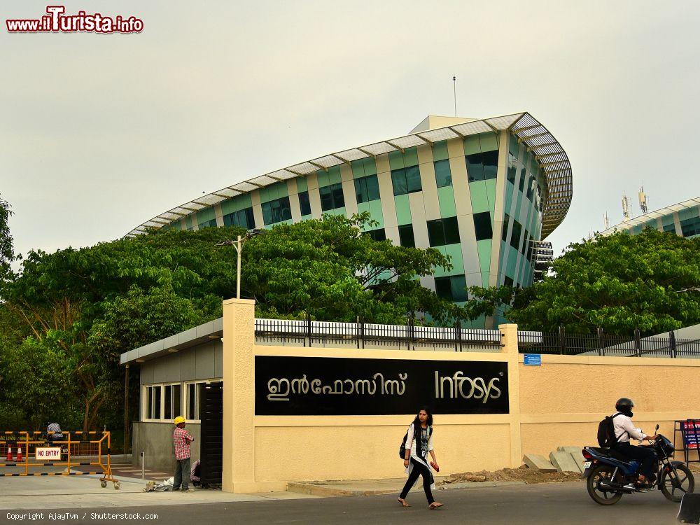 Immagine L'edificio a forma di nave dell'Infosys Ltd Thiruvananthauram nella città di Trivandrum, Kerala, India - © AjayTvm / Shutterstock.com