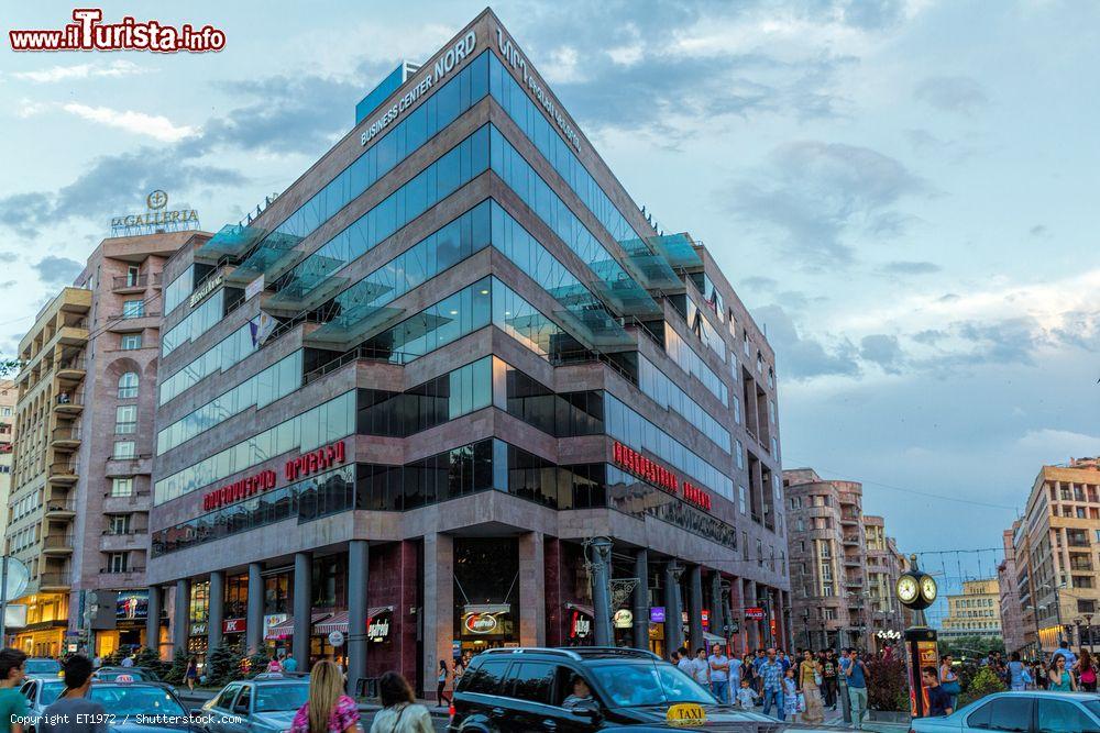 Immagine L'edificio che ospita il Building Business Center Nord nel centro di Yerevan, Armenia. La città ha una popolazione di 1 milione di abitanti - © ET1972 / Shutterstock.com