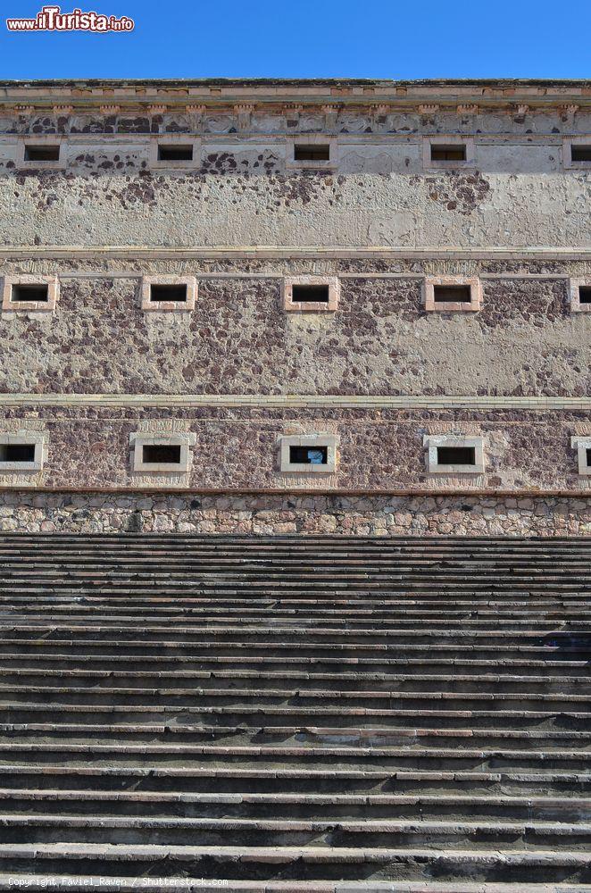 Immagine Alhóndiga de Granaditas: L'edificio che ospita il Museo Regionale di Guanajuato, Messico. Questo antico deposito di grano situato nella città messicana si chiama "Alhondiga de Granaditas": occupa un'area di circa 4800 metri quadrati e ha l'aspetto di un una fortezza. Utilizzato come mercato di grano e mais, in seguito all'indipendenza del paese fu magazzino, caserma e prigione prima di diventare la sede del museo - © Faviel_Raven / Shutterstock.com