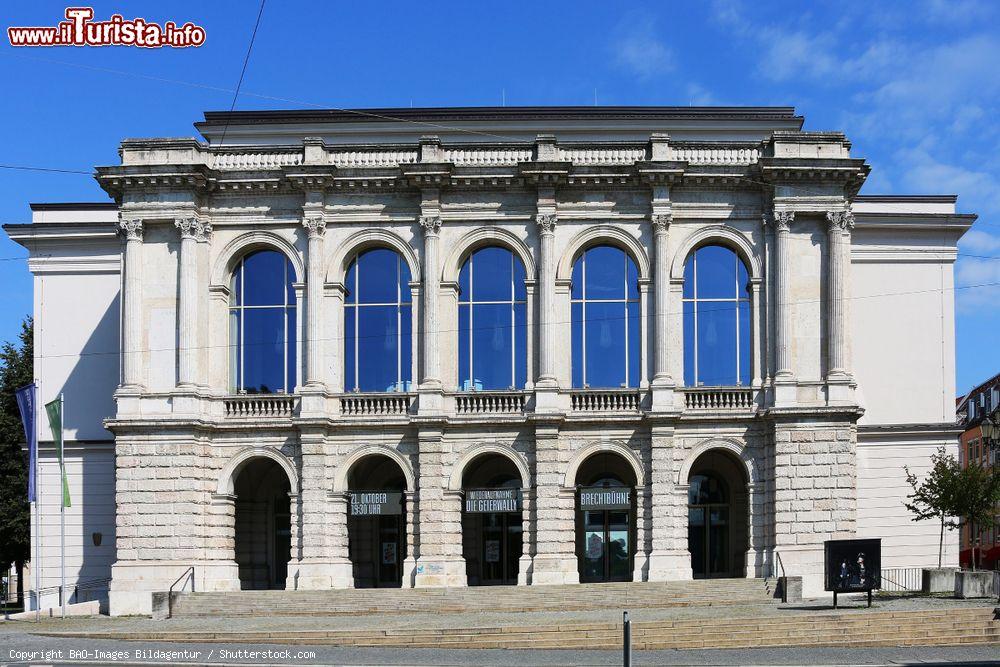 Immagine L'edificio che ospita il teatro comunale di Augusta, Germania, in estate - © BAO-Images Bildagentur / Shutterstock.com