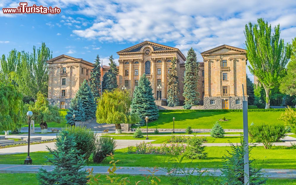 Immagine L'edificio che ospita la National Assembly of Armenia (Parlamento) a Yerevan. E' circondato da un immenso giardino. 