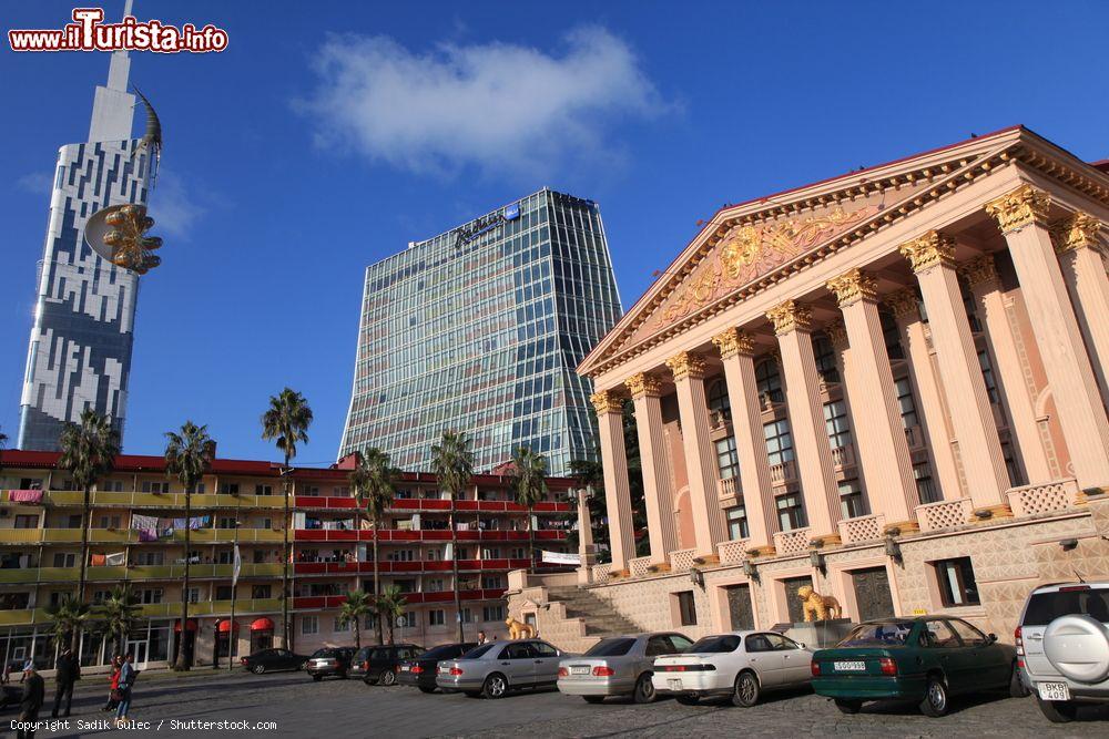 Immagine L'edificio che ospita l'Ilya Chavchavadze State Drama Theatre di Batumi, Georgia. E' il più antico del paese ed è stato aperto nel 1912 - © Sadik Gulec / Shutterstock.com