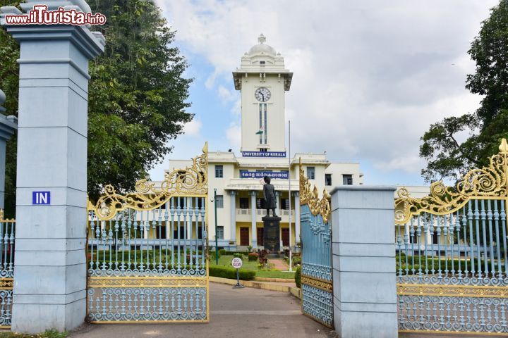 Immagine L'edificio che ospita l'Università di Kerala a Palayam, Trivandrum, India, con la torre dell'orologio - © Ajayptp / Shutterstock.com