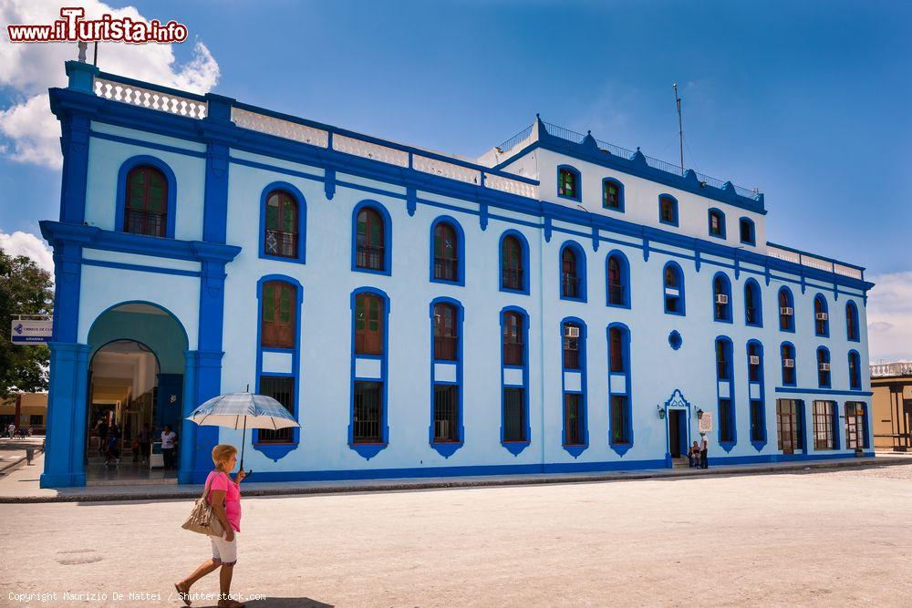Immagine Splendido palazzo coloniale nel centro di Bayamo (Cuba), recentemente restaurato, proprio di fronte alla Cattedrale di San Salvador - © Maurizio De Mattei / Shutterstock.com