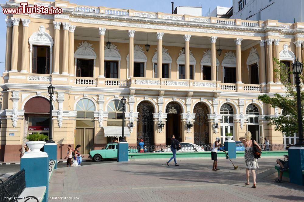 Immagine Edificio coloniale in Parque Céspedes, la pizza principale di Santiago de Cuba - © Stefano Ember / Shutterstock.com