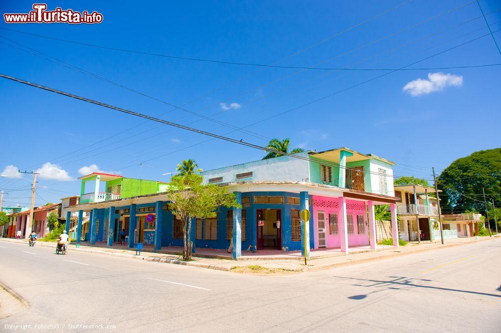 Immagine Un edificio colorato nella città di Ciego de Avila, che conta circa 86.000 abitanti ed è il capoluogo dell'omonima provincia cubana - © Fotos593 / Shutterstock.com