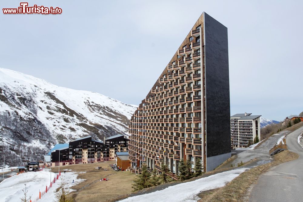 Immagine Edificio con appartamenti di villeggiatura a Les Menuires, Francia.