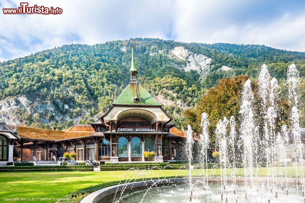 Immagine L'edificio del Casinò a Interlaken, Svizzera. Situato in Strandbadstrasse 44 questo casinò offre i tradizionali giochi da tavola come roulette e blackjack - © Boris-B / Shutterstock.com