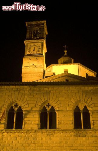 Immagine Edificio del centro storico fotografato di notte a Città di Castello, Umbria, Italia.