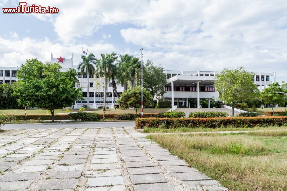 Immagine Edificio del Comitato Provinciale del Partito Comunista a Holguin, Cuba. Fondata dal capitano spagnolo Holguin, questa cittadina di Cuba vanta una buona capacità ricettiva alberghiera.