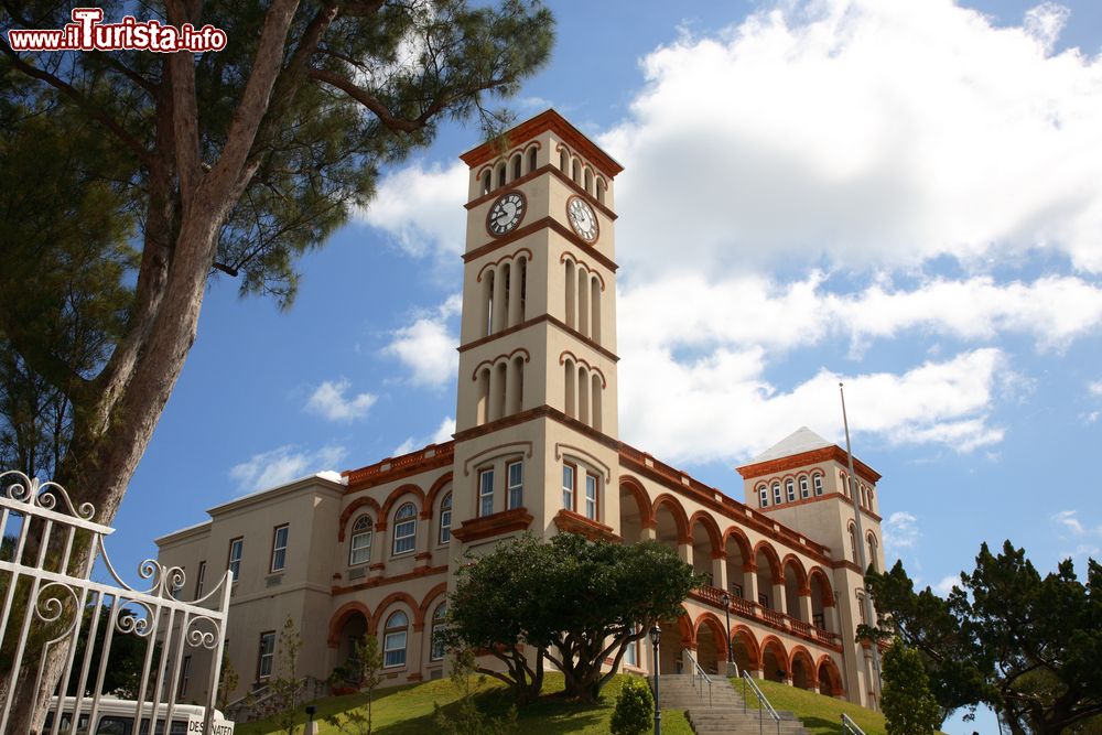 Immagine L'edificio del Governo di Bermuda con la torre dell'orologio, Hamilton City.