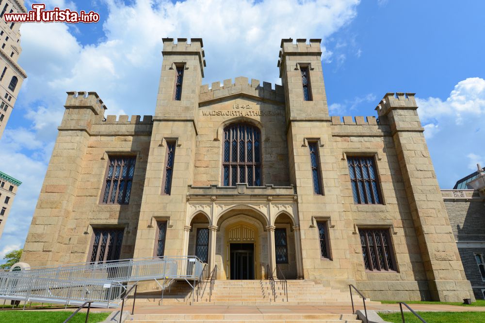 Immagine Lo storico edificio del Wadsworth Atheneum Museum of Art nel centro di Hartford, Connecticut, USA. Inaugurato nel 1844, questo museo espone opere di Dalì, Cezanne, Manet, Monet, Picasso, van Gogh e altri famosi pittori.