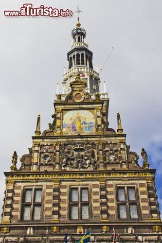 Immagine Edificio della Pesa di Alkmaar, Olanda - Non vi è solo uno sviluppo alto della struttura ma vi è anche un incastro che si sviluppa verso l'alto, dando vita ad un rimpiccolimento progressivo interessante. Questa duplice altezza è tipica dell'architettura olandese, che si contraddistingue per armonia cromatica (come si nota dall'immagine) e per uno schema compositivo dalla geometria precisa ed elegante - © Giancarlo Liguori / Shutterstock.com