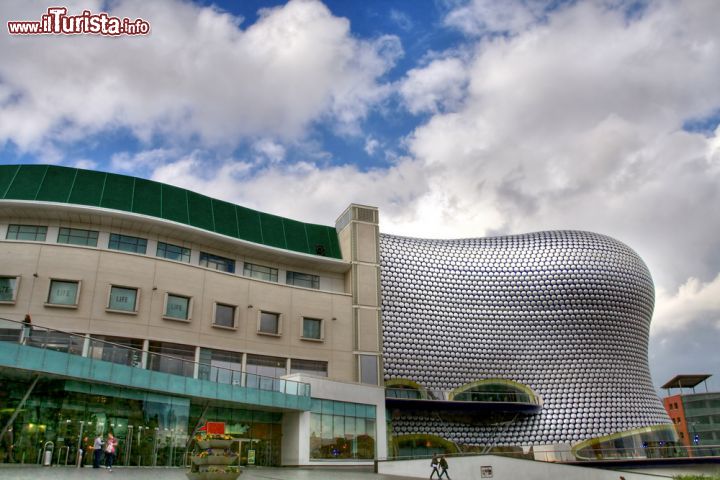 Immagine L'edificio di Selfridges al centro commerciale di Bullring a Birmingham, Inghilterra. E' ricoperta da migliaia di dischi riflettenti questa avveniristica struttura dalla forma irregolare.