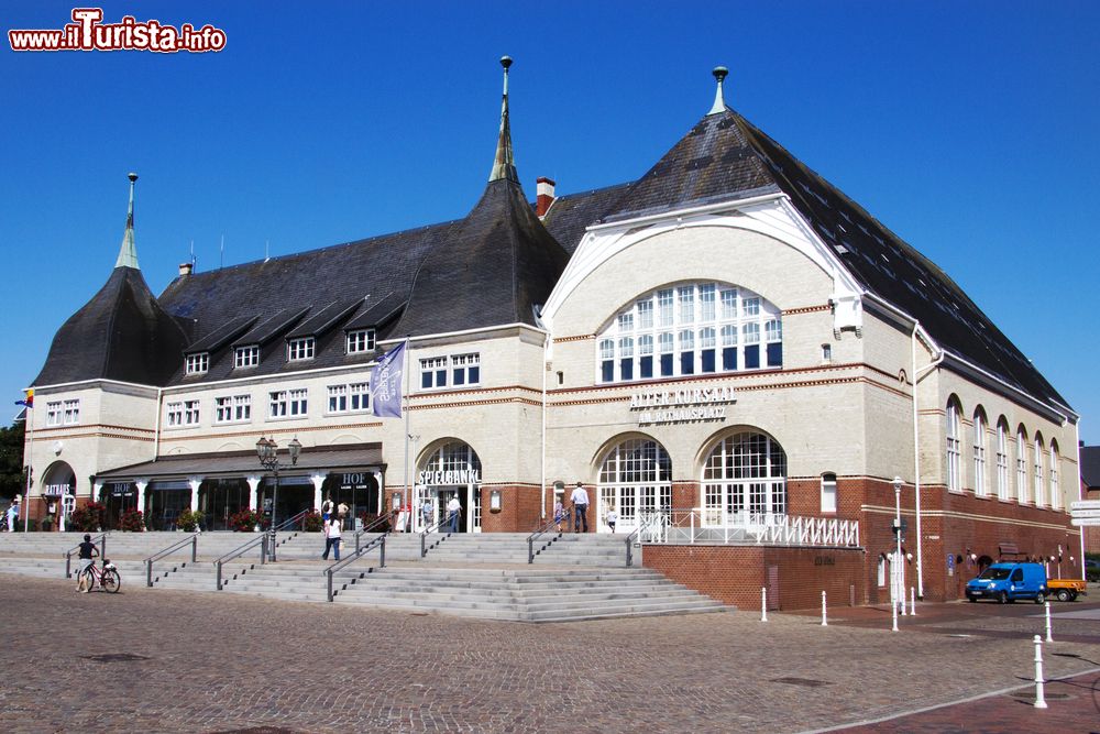 Immagine Un edificio di Westerland nell'isola di Sylt, Germania. Divenuta ufficialmente città nel 1905, Westerland conta quasi dieci mila abitanti e possiede l'unico aeroporto civile dell'isola.