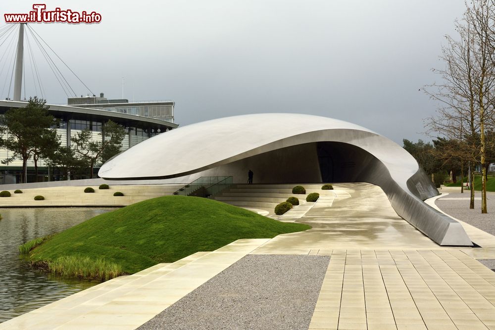 Immagine Edificio futuristico nel parco a tema Autostadt di Wolfsburg - © Alizada Studios / Shutterstock.com