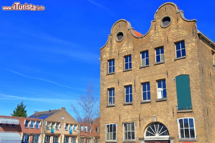 Immagine Edificio in mattoni a Schiedam, Olanda. Una delle tante costruzioni realizzate in vecchia architettura lungo il corso del canale.