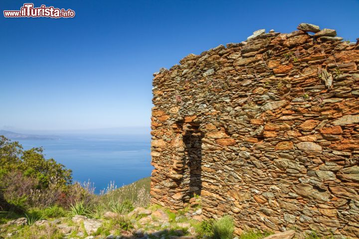 Immagine Edificio in pietra presso la miniera di ferro del 16° secolo a Farinole, in Corsica