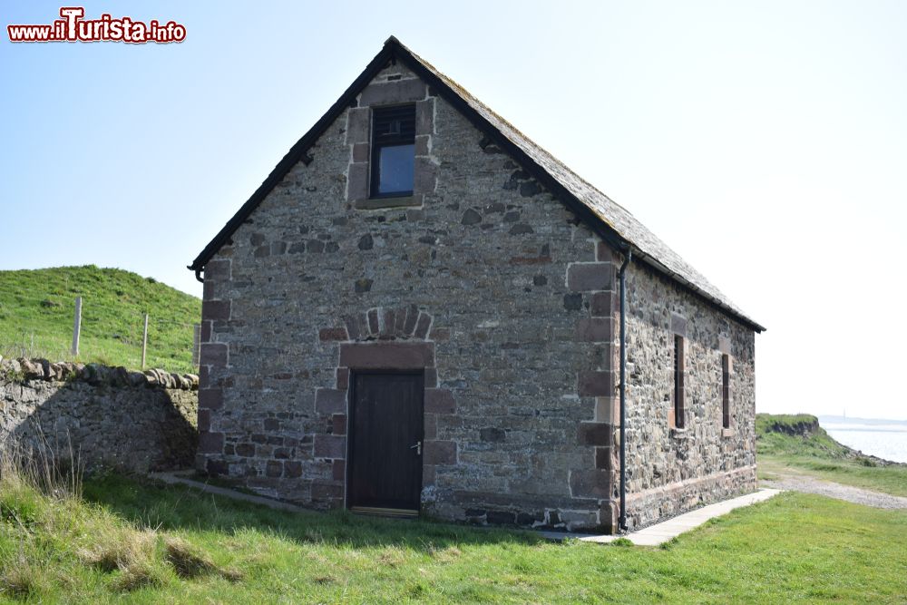 Immagine Edificio in pietra sul lungomare di Lindisfarne, Inghilterra. Questa costruzione veniva anche utilizzata per il rimessaggio di attrezzature da pesca.