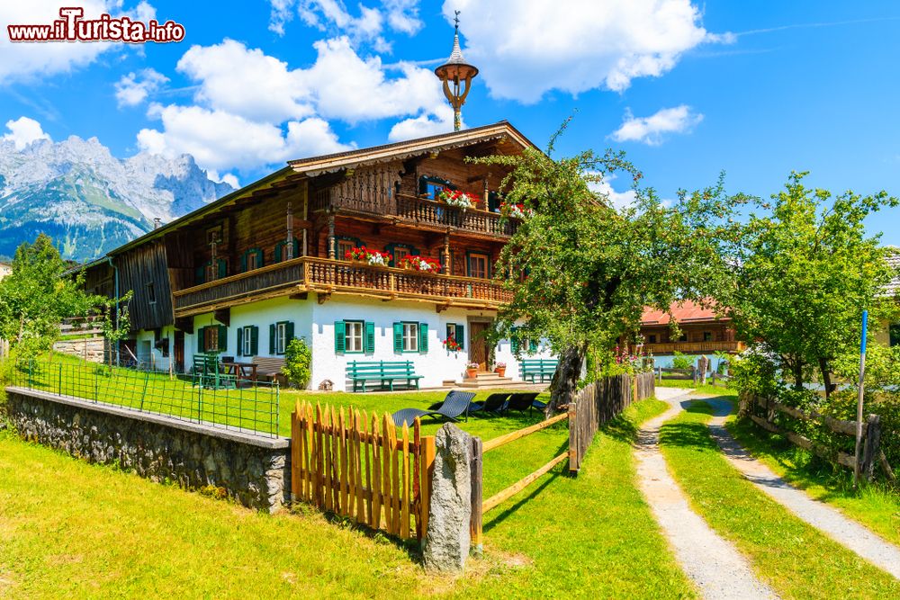 Immagine Edificio in tipico stile alpino nel villaggio di Going am Wilden Kaiser, Austria.