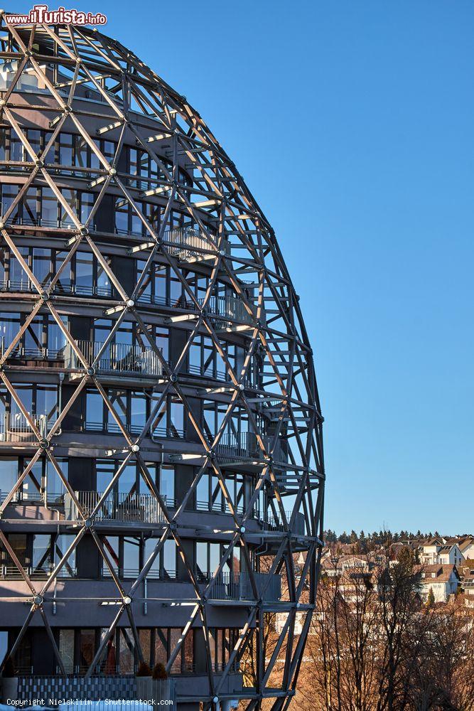 Immagine Un edificio moderno a forma di uovo arrotondato nella città di Winterberg, Germania - © Nielskliim / Shutterstock.com