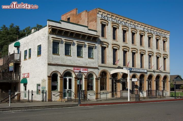 Immagine Edificio nella vecchia Sacramento, California - Città americana fra le più interessanti da visitare, Old Sacramento ospita vecchi fabbricati storici, ristoranti e musei che danno una perfetta immagine dello spaccato di vita al tempo dei cercatori d'oro © Andrew Zarivny / Shutterstock.com