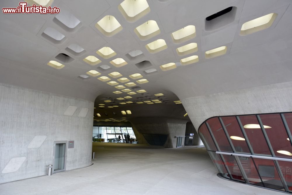Immagine L'edificio Phaeno building si trova sulla piazza Willy-Brandt-Platz square a Wolfsburg, progettato da Zaha Hadid. - © Alizada Studios / Shutterstock.com