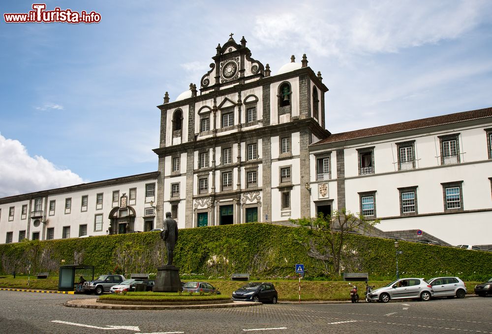 Immagine L'edificio più antico nella piazza della cittadina di Horta, isola di Faial, Azzorre.