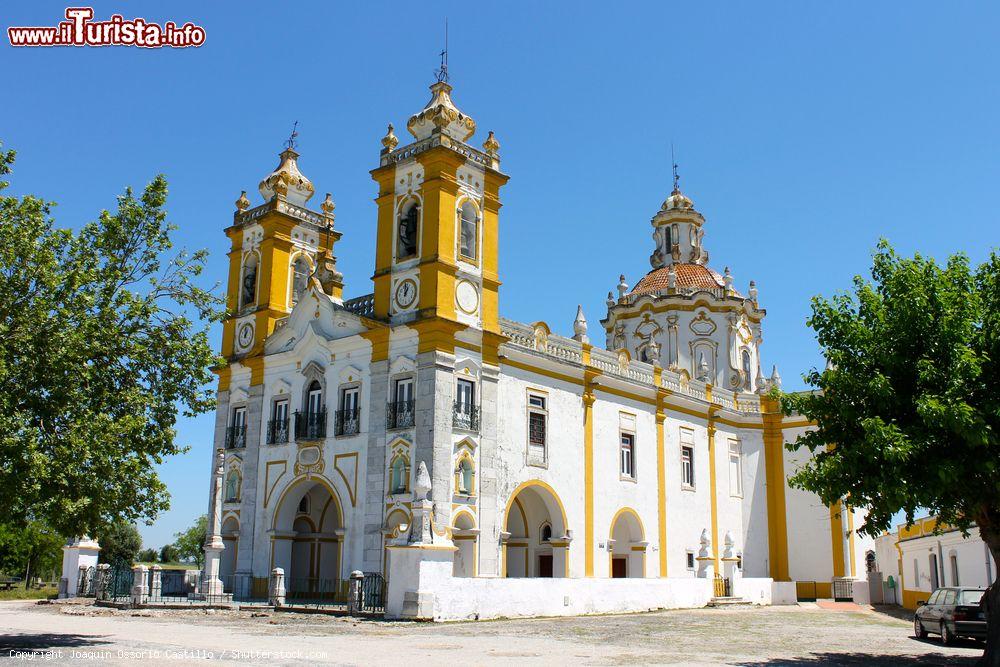 Immagine L'edificio religioso dedicato a Nostra Signora di Aires, Viana do Alentejo, Portogallo. Questa antica chiesa si presenta con due campanili simmetrici e una bella cupola decorata - © Joaquin Ossorio Castillo / Shutterstock.com