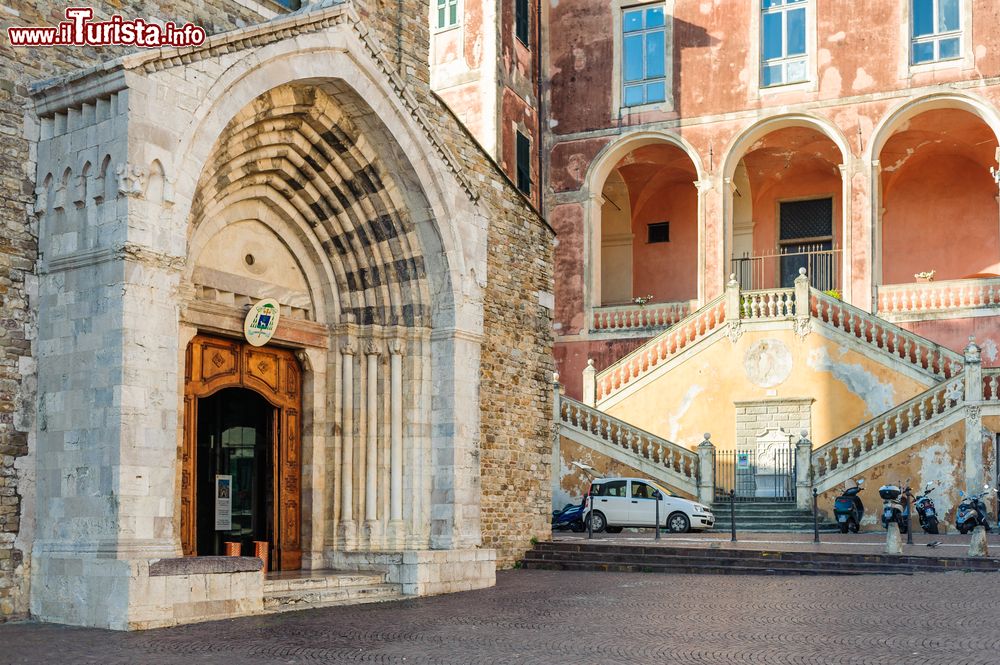 Immagine Un edificio religioso dell'antico centro di Ventimiglia, provincia di Imperia, Liguria.