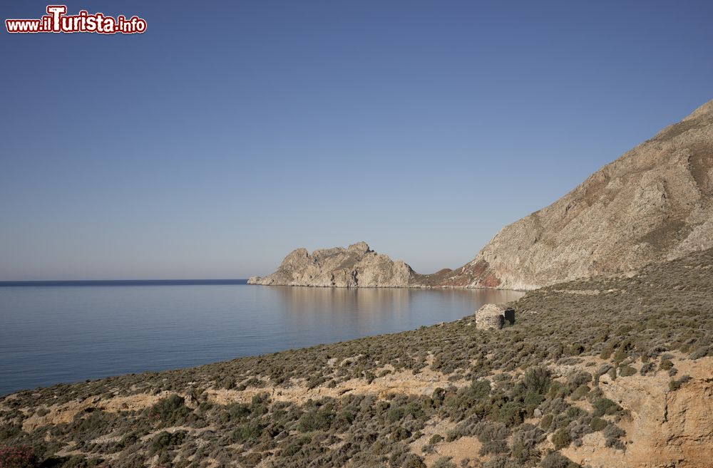 Immagine Un edificio religioso lungo la costa desertica di Tilos, Dodecaneso, Grecia.