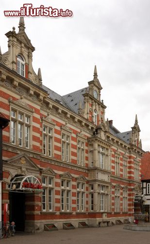 Immagine Edificio storico a Hameln, Germania. Frontoni e decorazioni in rilievo ornano la facciata a strisce di questo palazzo del centro cittadino - © Philip Lange / Shutterstock.com