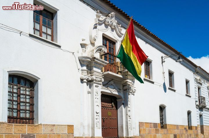Immagine Un edificio storico con il tipico colore bianco che caratterizza la città di Sucre, la capitale costituzionale della Bolivia - foto © Elisa Locci / Shutterstock