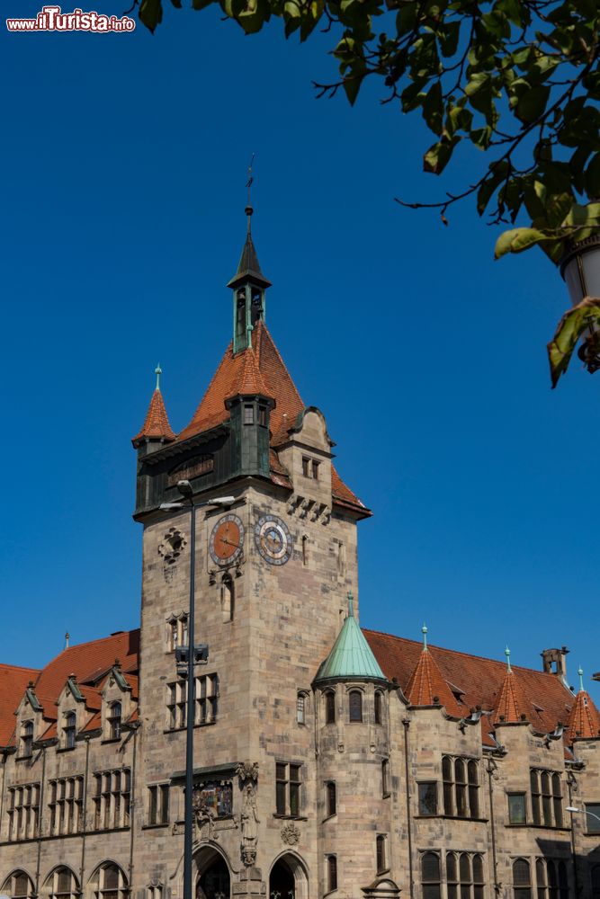 Immagine Edificio storico con orologio, torre e tegole rosse a Haguenau, Francia.
