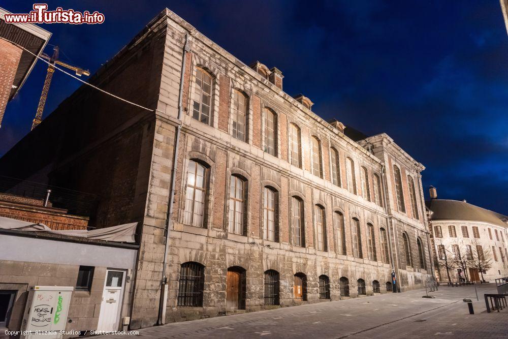 Immagine Edificio storico in rue Four Chapitre a Tournai (Belgio) fotografato di notte - © Alizada Studios / Shutterstock.com