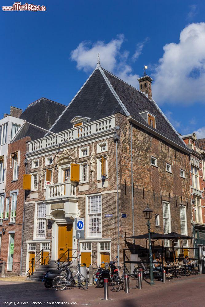 Immagine Edificio storico nella piazza centrale del mercato a Haarlem, Olanda, in una giornata soleggiata - © Marc Venema / Shutterstock.com