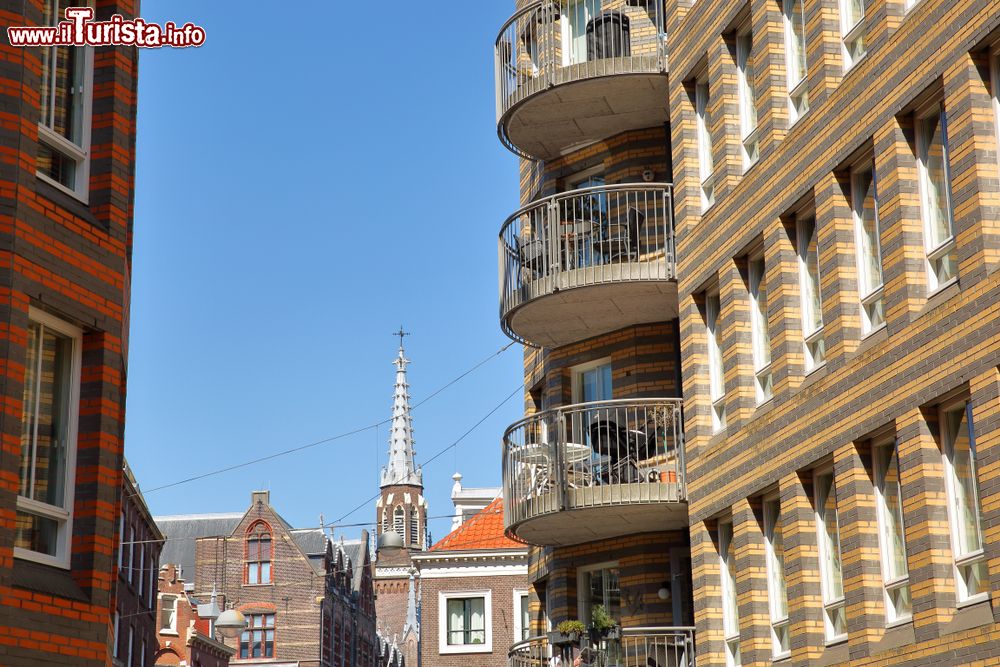 Immagine Edilizia moderna a Calliopestraat a Den Haag, Olanda. Sullo sfondo, la torre dell'orologio della chiesa evangelica tedesca.