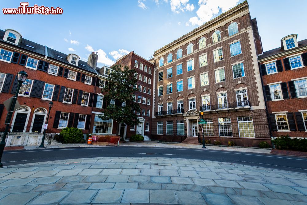 Immagine Edilizia residenziale in Washington Square a Philadelphia, Pennsylvania, in primavera.